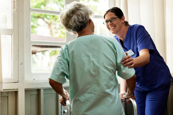 Acompañamiento intrahospitalario de adultos mayores